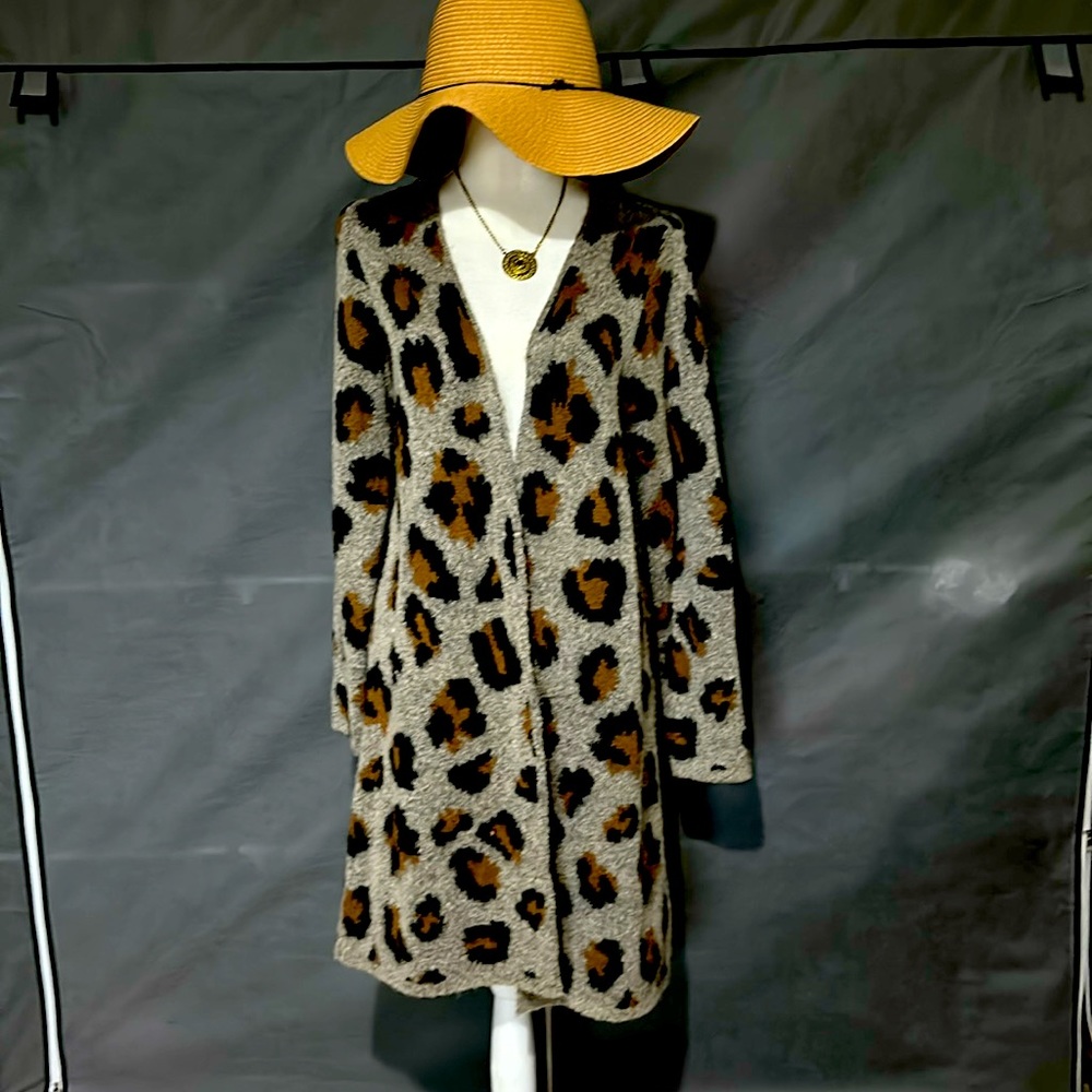 •Women’s Fortune+Ivy Cardigan•Size Medium•